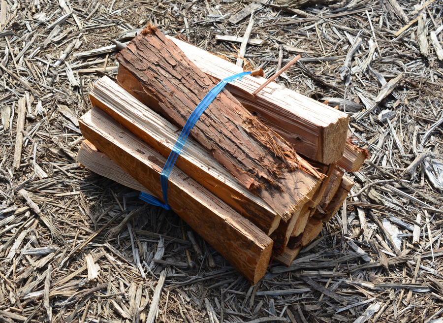 手斧や鉈を使用