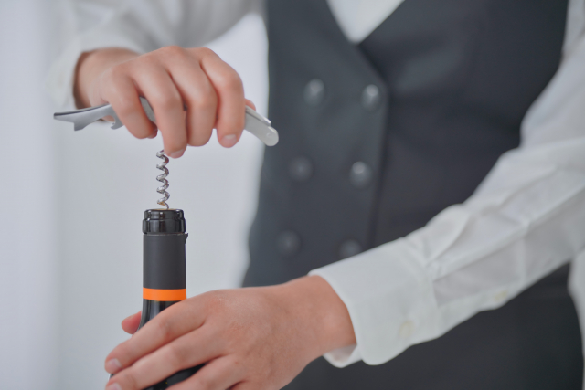 スクリューをコルクに刺す