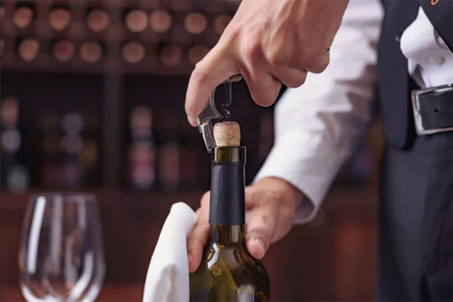 コルクを引き抜く